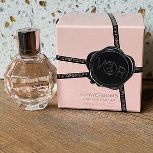 Viktor and Rolpf Flowerbomb Travel Size Fragrance in Box